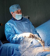 Cirujano de columna realizando endoscopía espinal para hernia discal lumbar